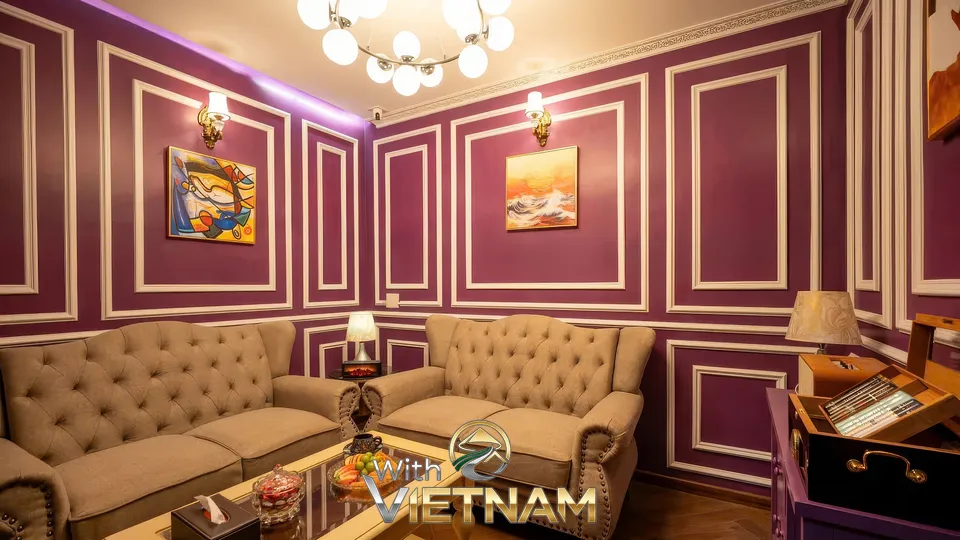 보라색 벽과 고급스러운 소파가 있는 라운지