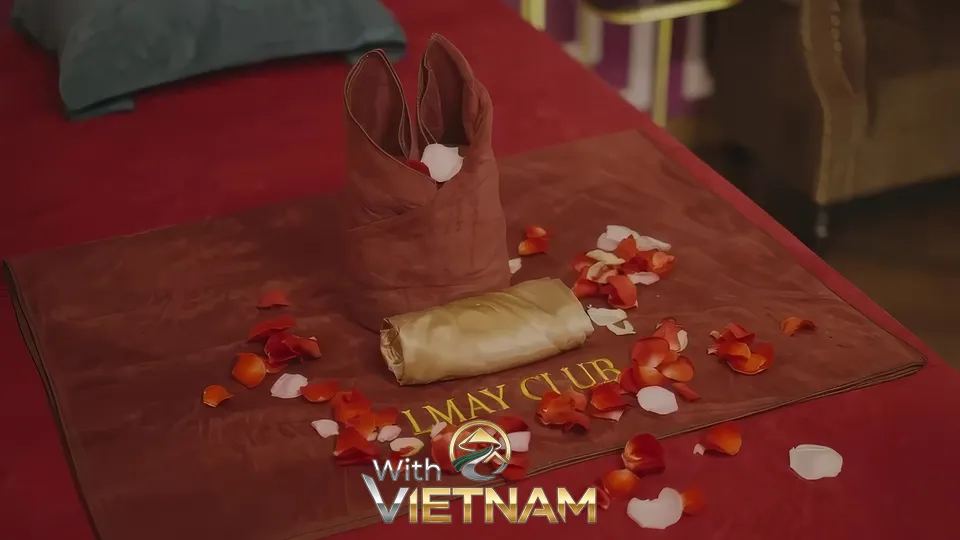 마사지 베드 위에 놓인 토끼 모양 수건 장식