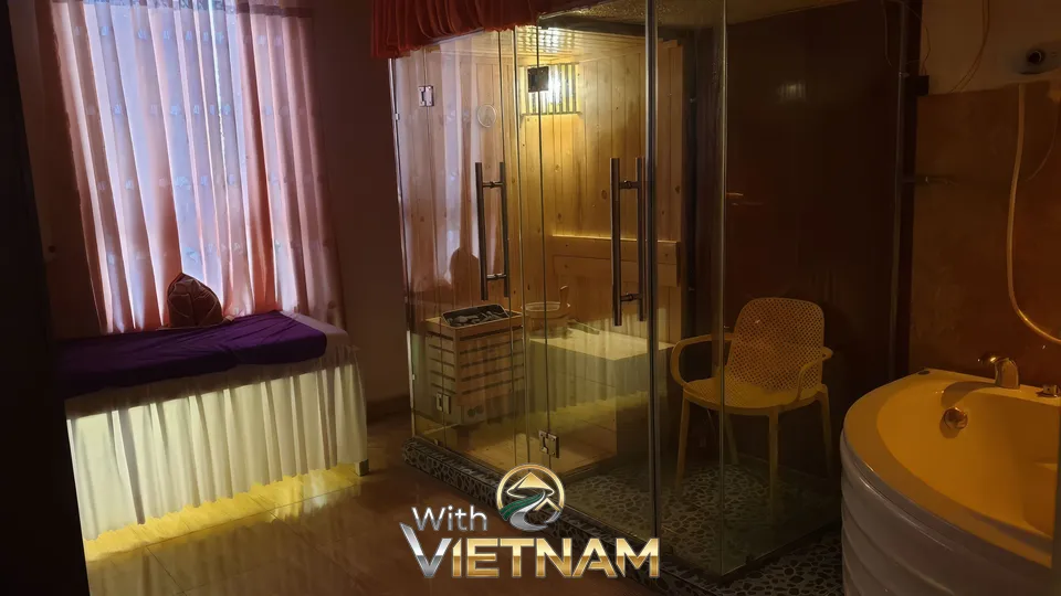 미하잉의 마사지 베드와 유리문 건식 사우나