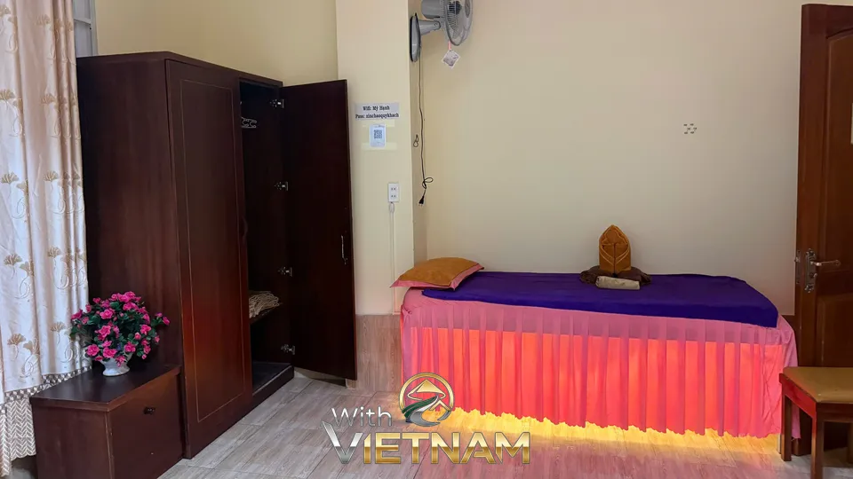 핑크색 마사지 베드가 있는 스파 룸