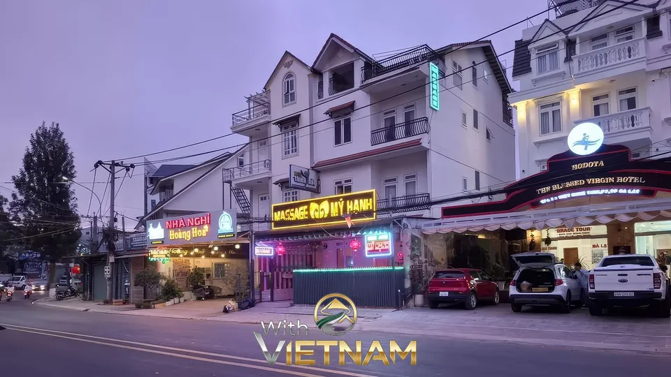 네온사인이 켜진 마사지샵 건물 야경