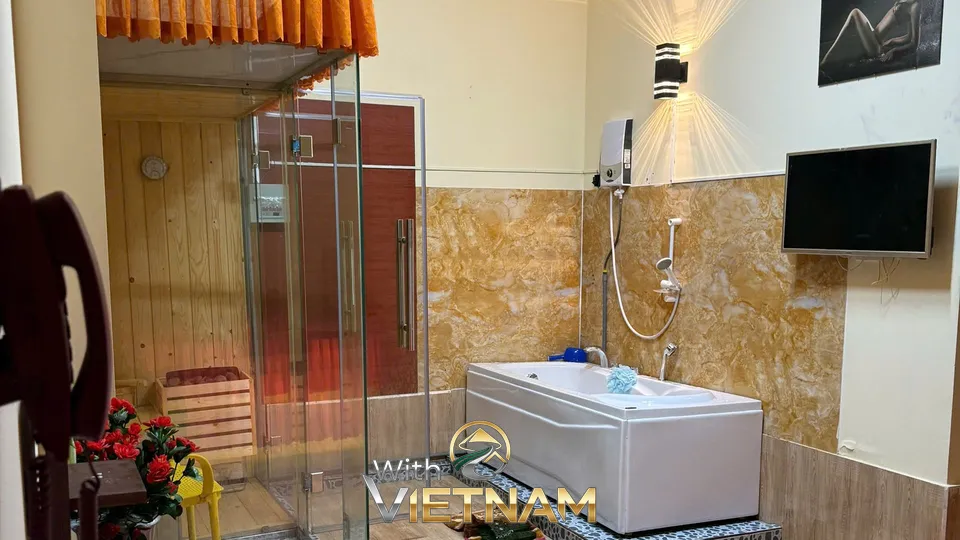 미하잉 마사지 룸의 욕조와 사우나 시설