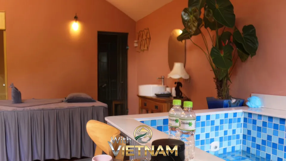 식물과 자쿠지가 있는 프엉띰의 휴식 공간