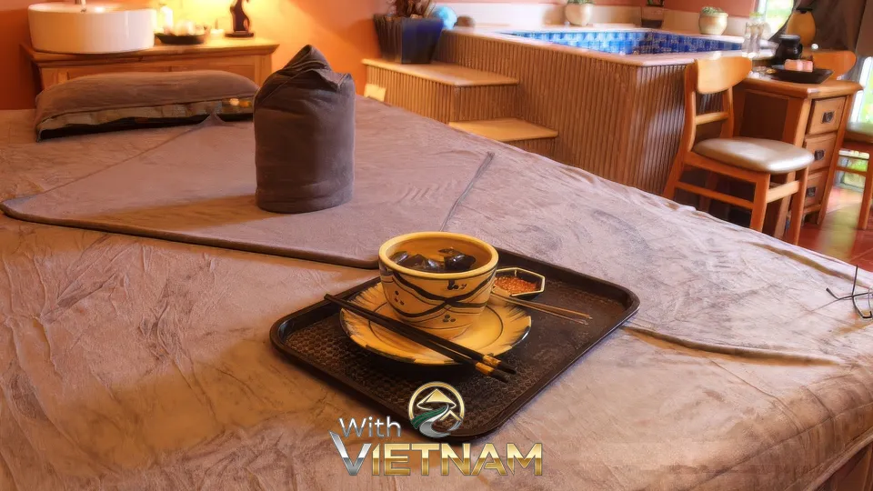 마사지 베드 위에 놓인 따뜻한 차 한 잔