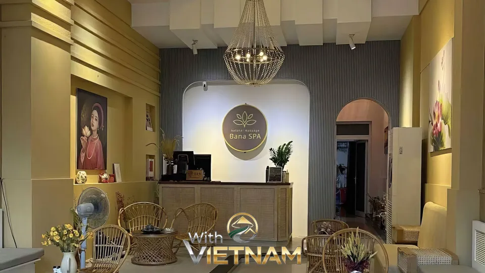 다낭 바나 스파의 아늑한 로비와 리셉션 데스크