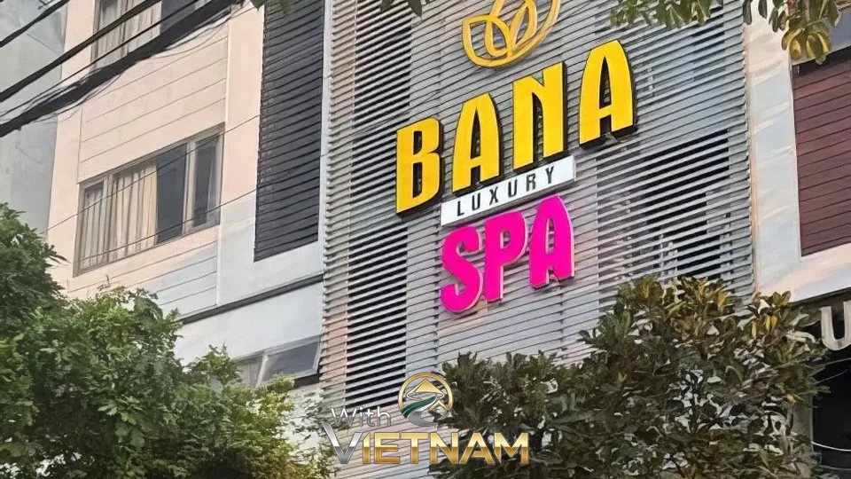 노란색과 분홍색의 바나 럭셔리 스파 간판