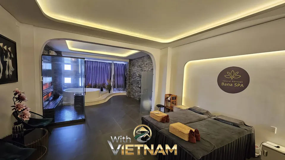 고급스러운 분위기의 넓은 다인용 스파 룸