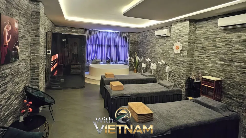 여러 베드가 마련된 현대적인 마사지 룸