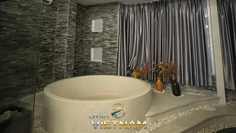 커다란 원형 욕조가 있는 차분한 분위기의 공간