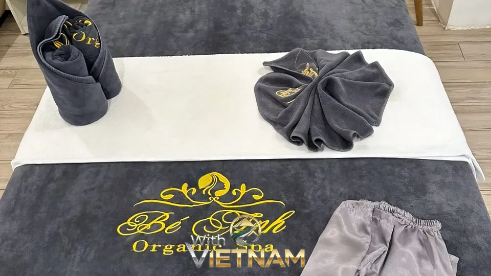 다낭 베안 스파 로고가 새겨진 마사지 베드