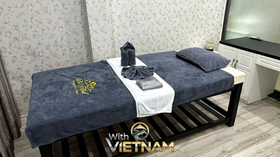 깔끔하게 정돈된 스파 마사지 베드