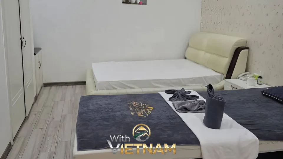 마사지 베드와 침대가 있는 스파 룸 내부