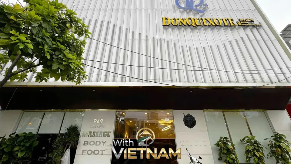 다낭 돈키호테 마사지의 모던한 흰색 외관