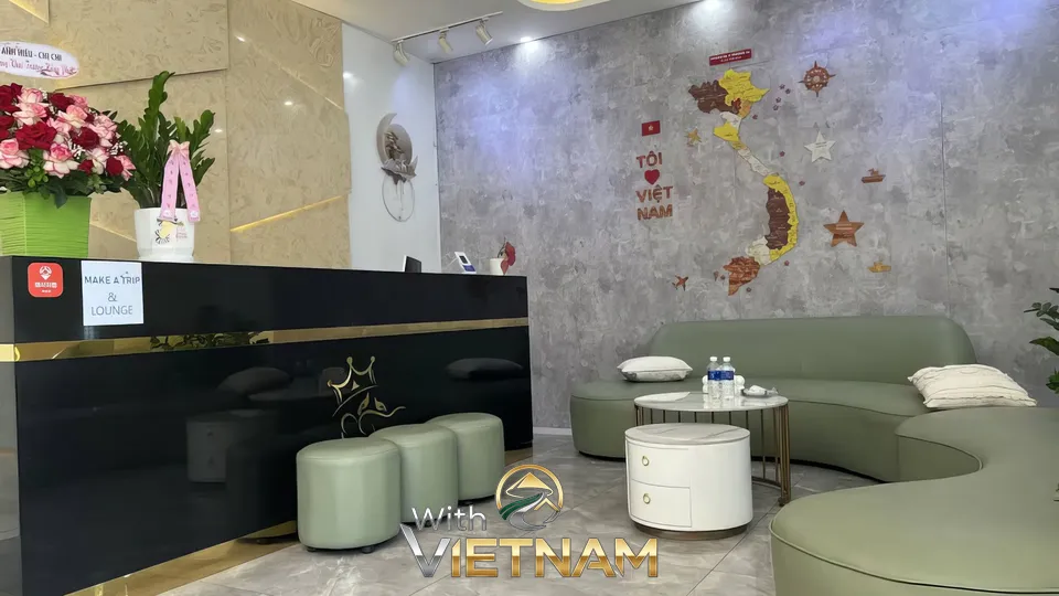 안내 데스크와 편안한 소파가 있는 로비