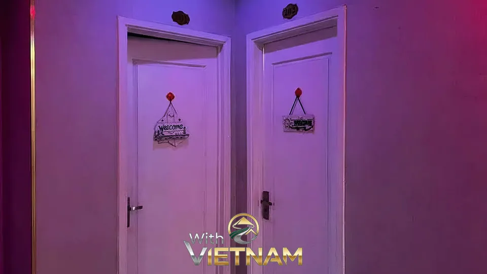 보라색 조명 아래 나란히 있는 마사지실 문