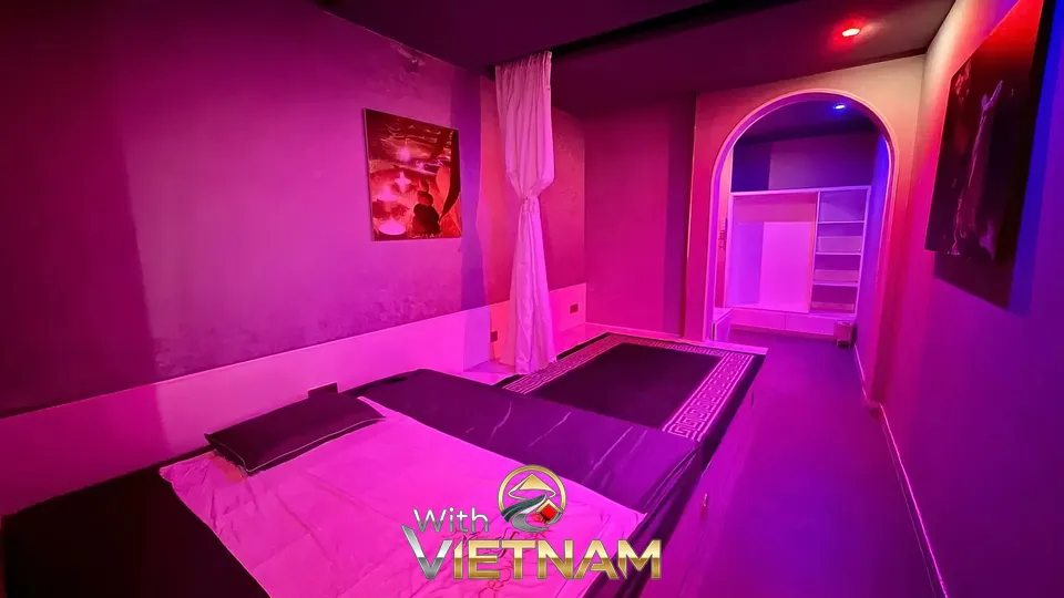 두 개의 침대가 있는 넓은 마사지실 내부