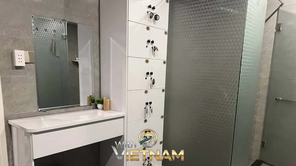 세면대와 사물함이 있는 깔끔한 샤워 공간