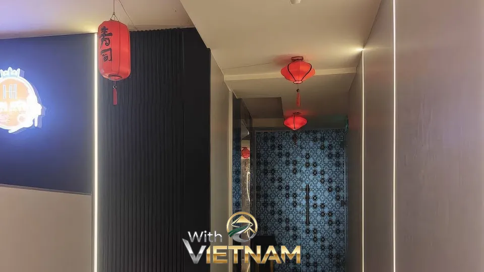 붉은 등이 걸린 다낭 화교 마사지샵 복도