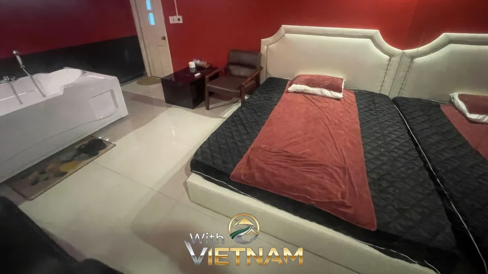 더블 침대와 흰색 자쿠지가 있는 방