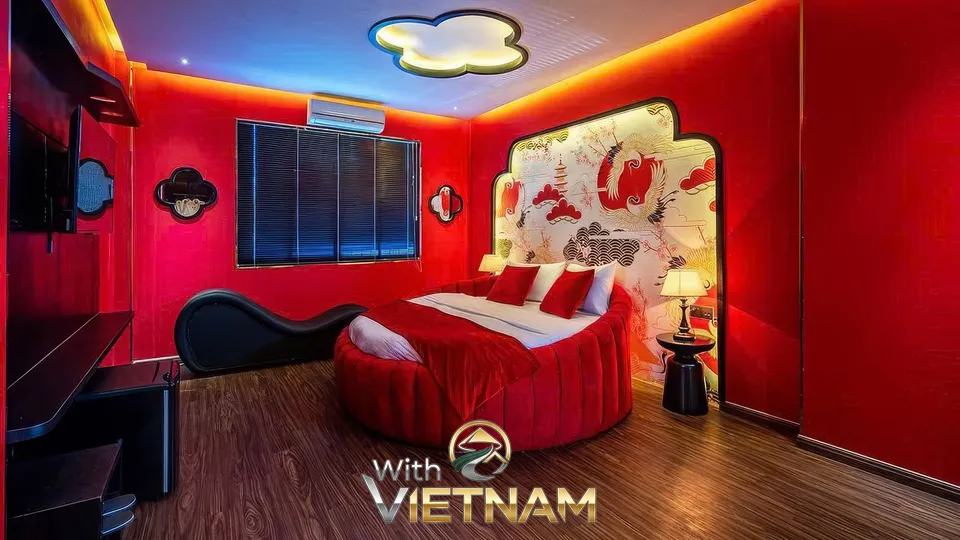 붉은색 원형 침대와 동양화 벽 장식