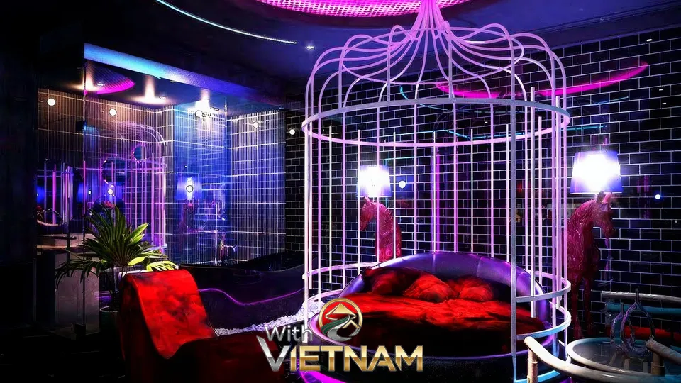 새장 모양의 침대가 있는 보라색 조명 방