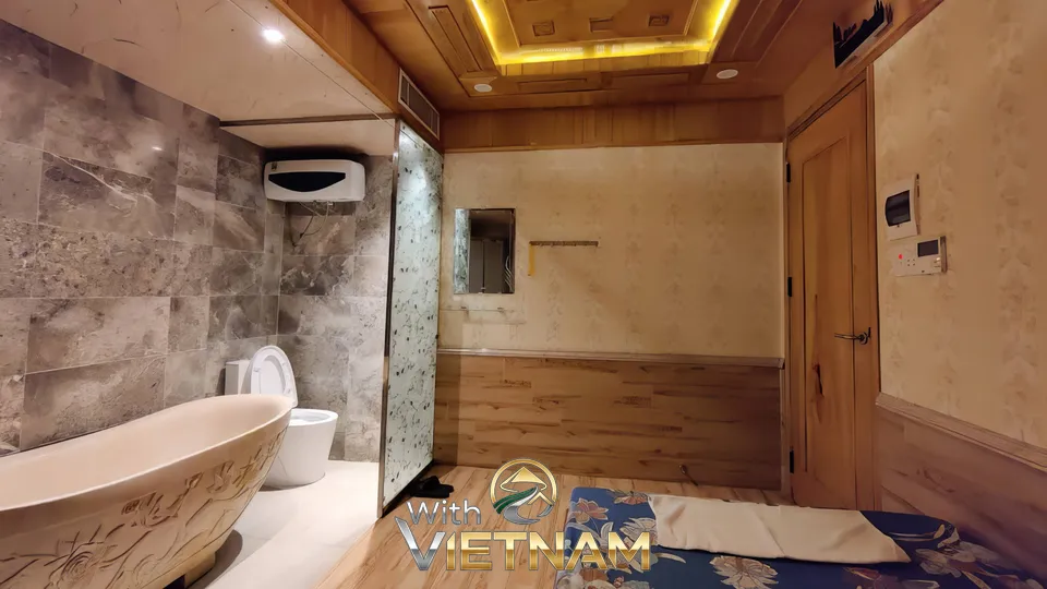 화장실과 욕조가 있는 마사지 룸