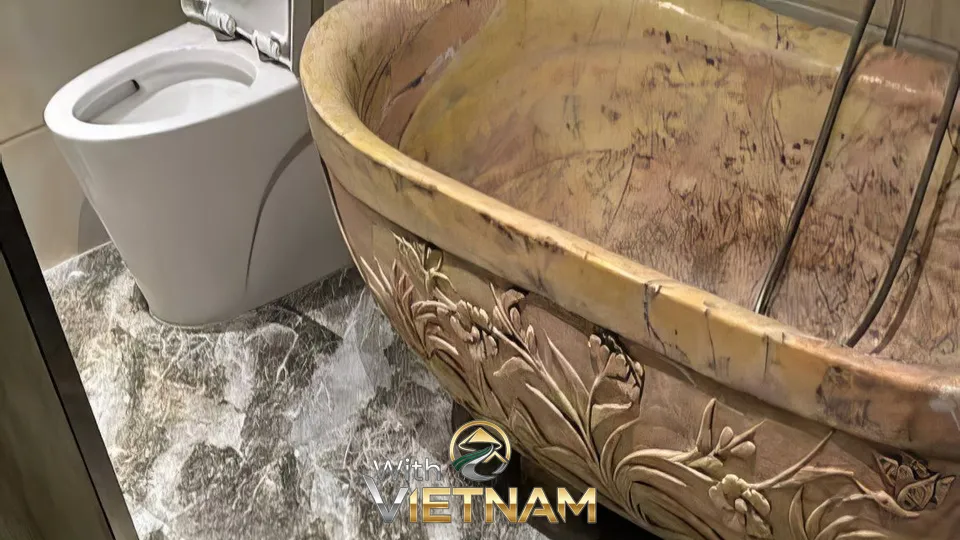 화려한 문양의 욕조와 화장실 바닥