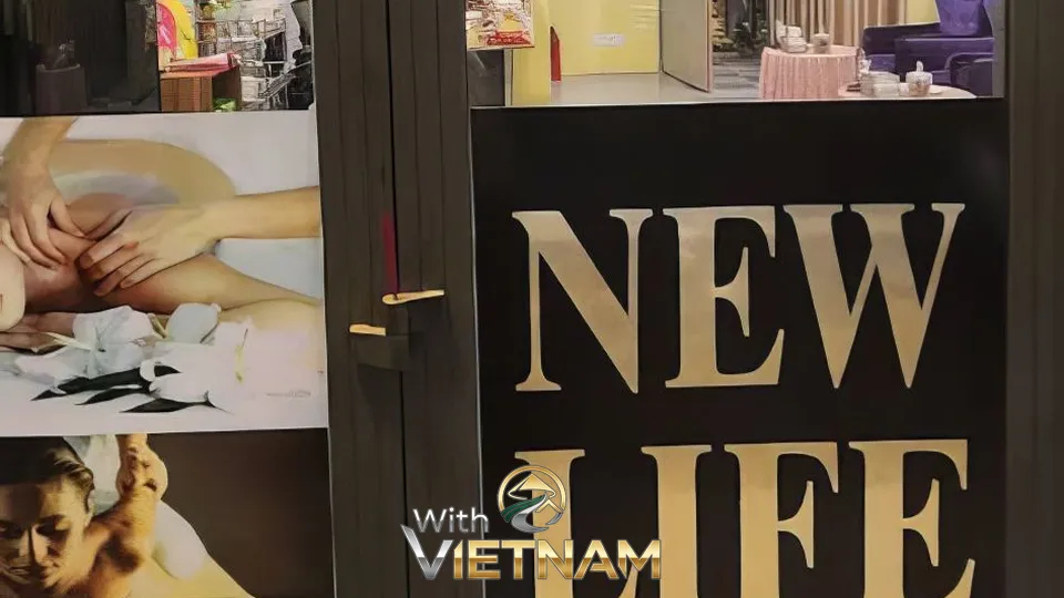 스파 입구의 뉴 라이프 로고와 사진