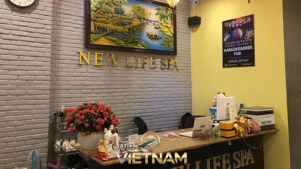 회색 벽돌 인테리어의 안내 데스크