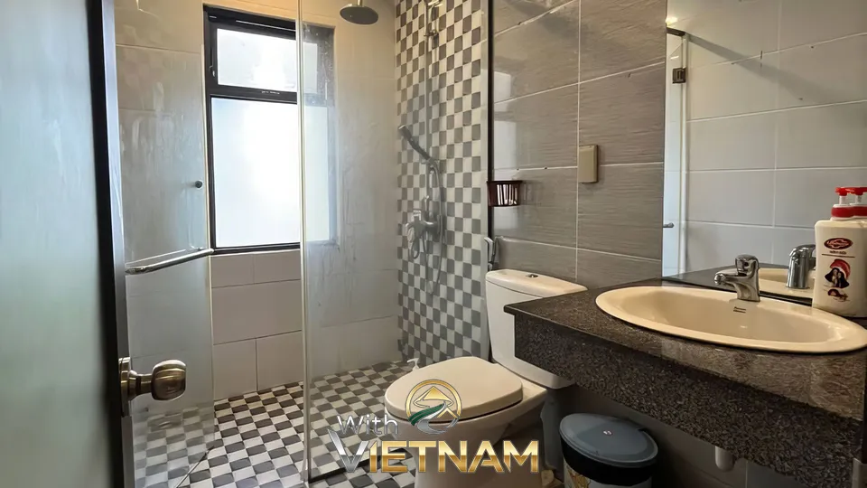 체크무늬 타일이 있는 현대적인 욕실