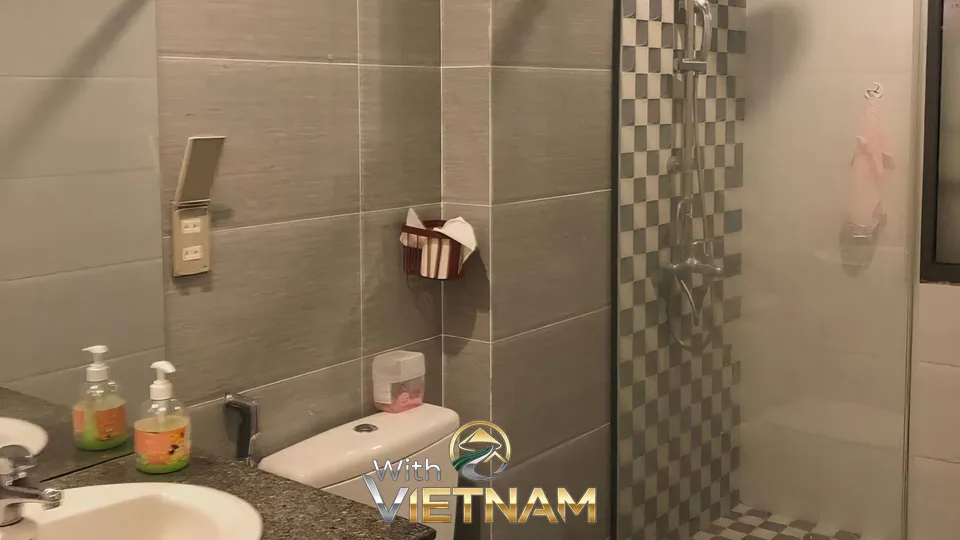 샤워 시설을 갖춘 청결한 화장실