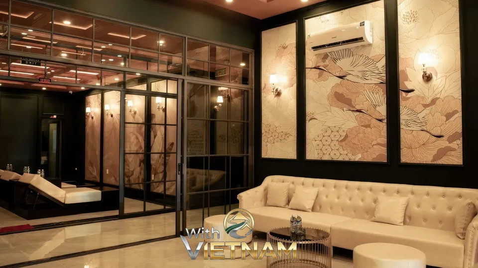 꽃무늬 벽지가 있는 고급스러운 라운지