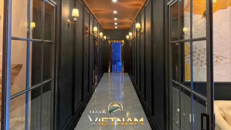 고급스러운 인테리어의 긴 복도