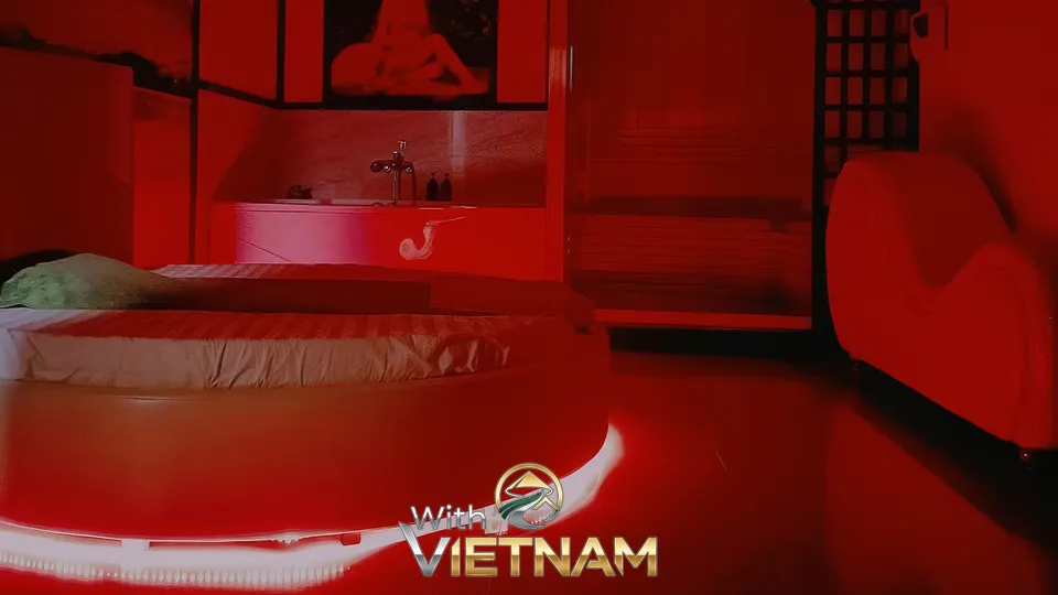 독특한 모양의 침대가 있는 붉은 스파룸