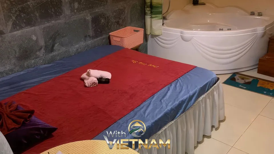 하얀 욕조가 있는 스파의 마사지 공간