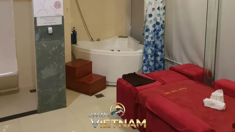 욕조 옆에 붉은색 의자가 놓인 스파