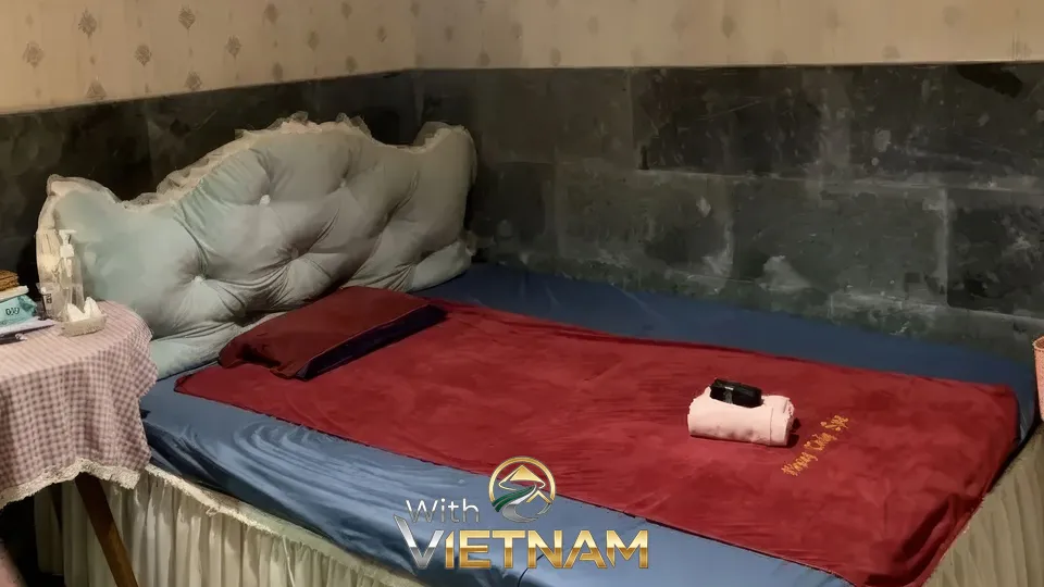 회색 돌벽으로 장식된 스파의 마사지실