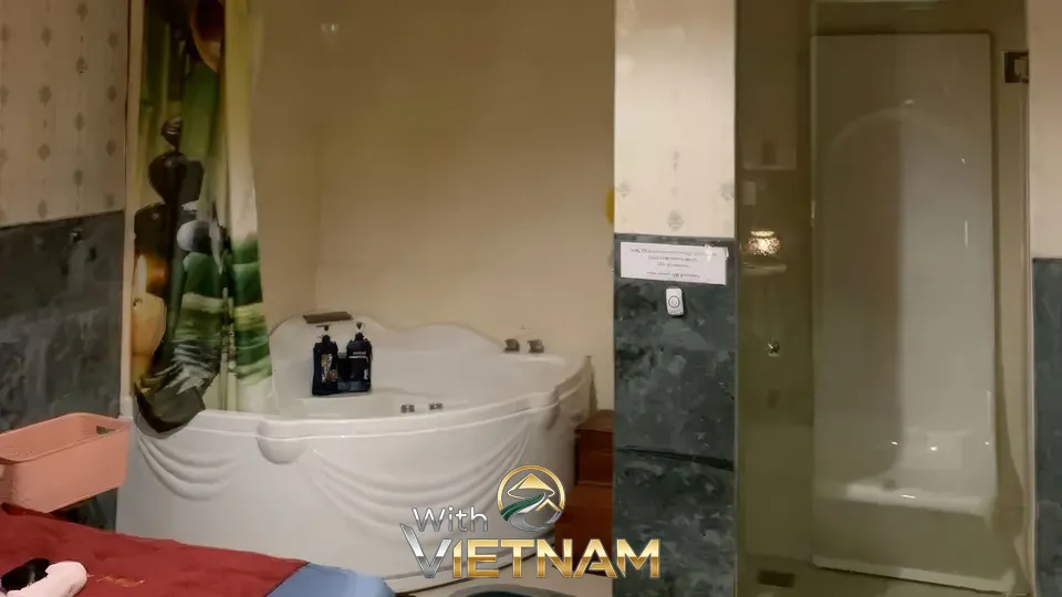 샤워실 옆에 큰 욕조가 있는 스파 공간