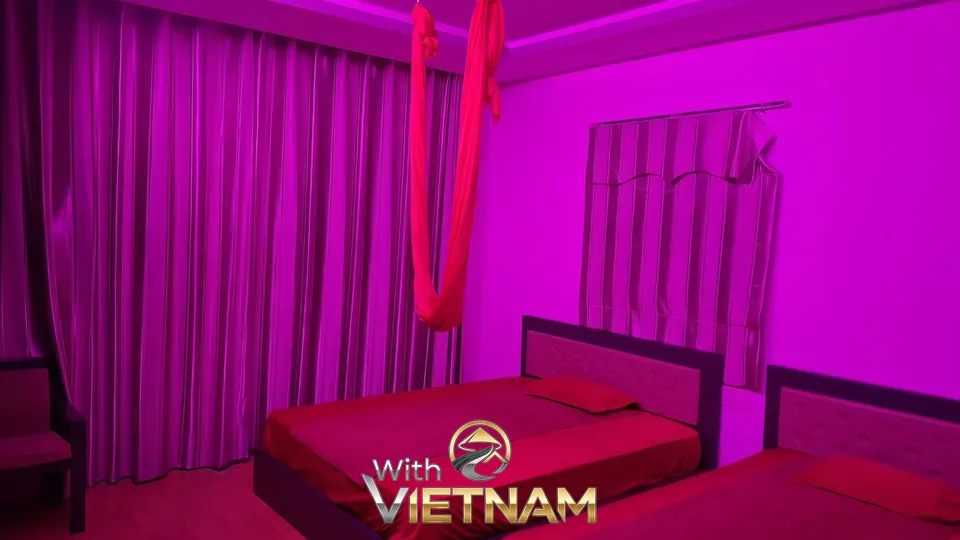 보라색 조명 아래 놓인 두 개의 베드