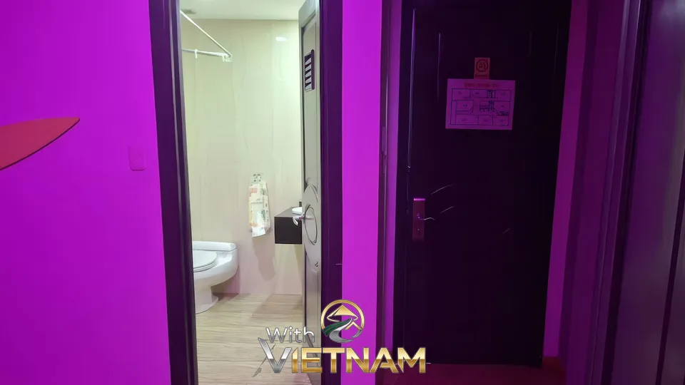 보라색 조명 속 화장실