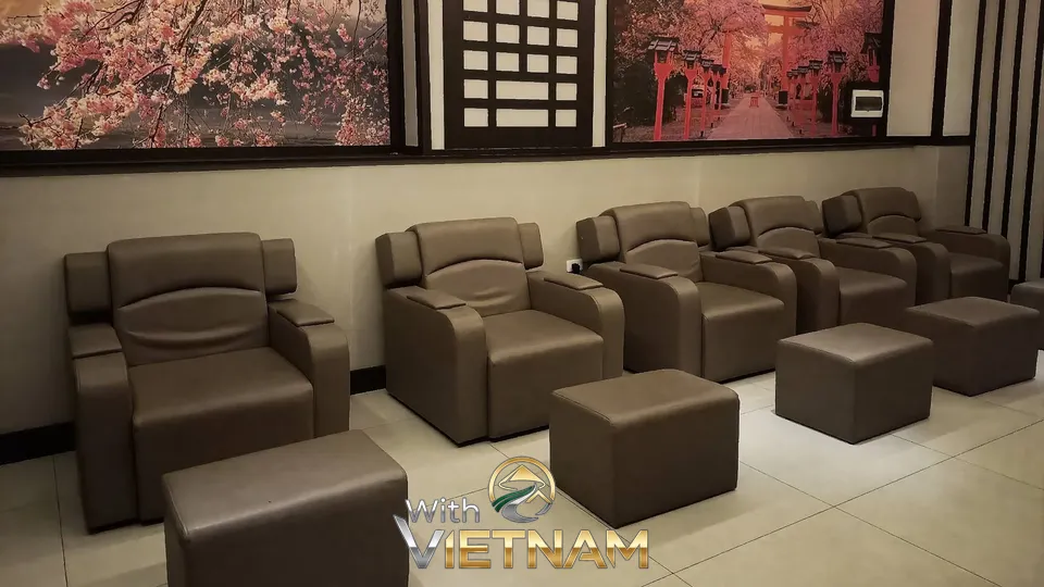 편안한 의자가 있는 마사지 대기실