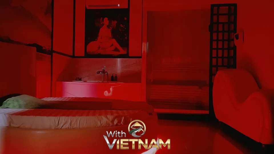 붉은 조명의 마사지룸과 욕조