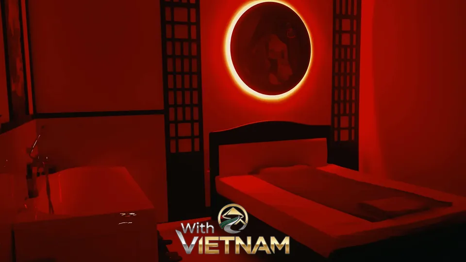 붉은 조명과 둥근 창의 마사지룸