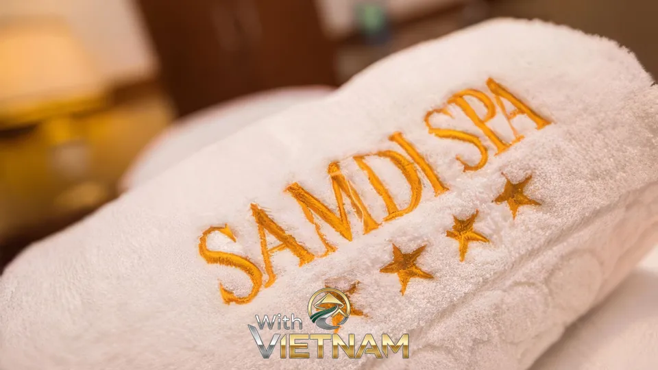 쌈디 마사지 로고가 새겨진 흰색 수건