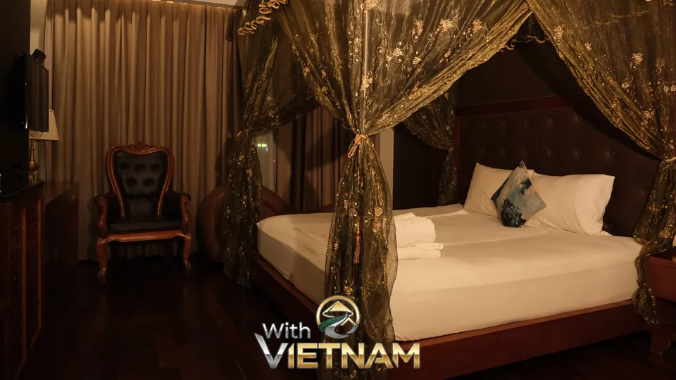 어두운 갈색 톤의 고급스러운 침실 내부