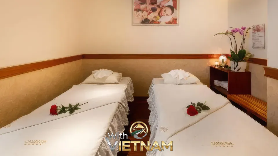 깔끔하게 정돈된 두 개의 마사지 침대