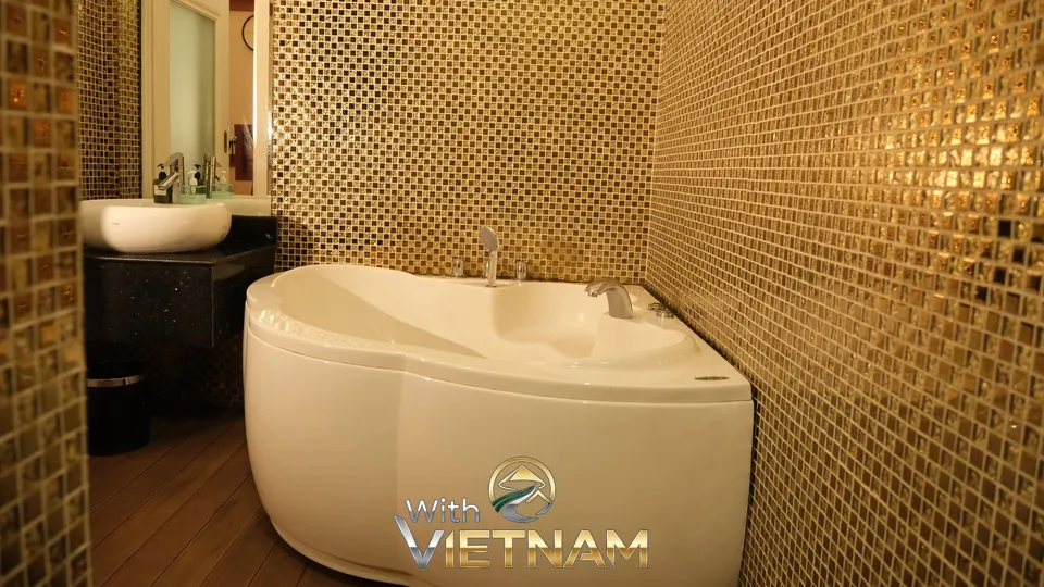 금색 모자이크 타일의 화려한 욕실