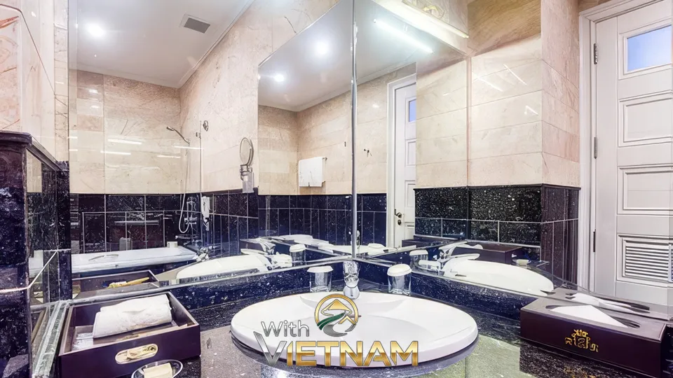 세면대 두 개가 있는 넓고 고급스러운 욕실