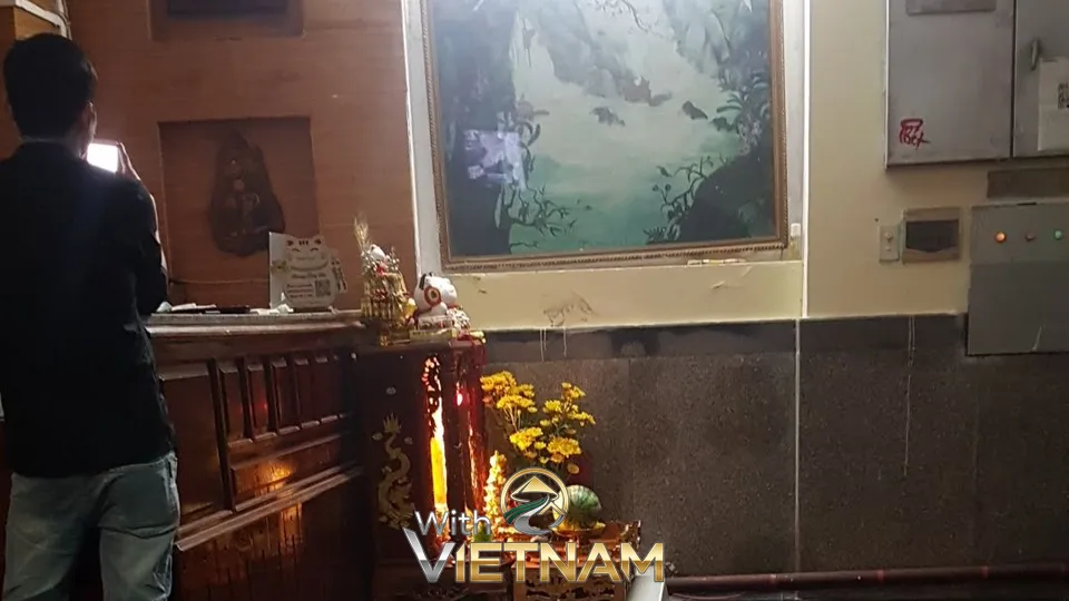 동양적인 그림과 장식품이 있는 실내