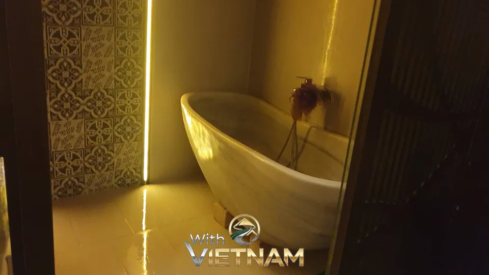 은은한 조명이 비추는 타원형 욕조